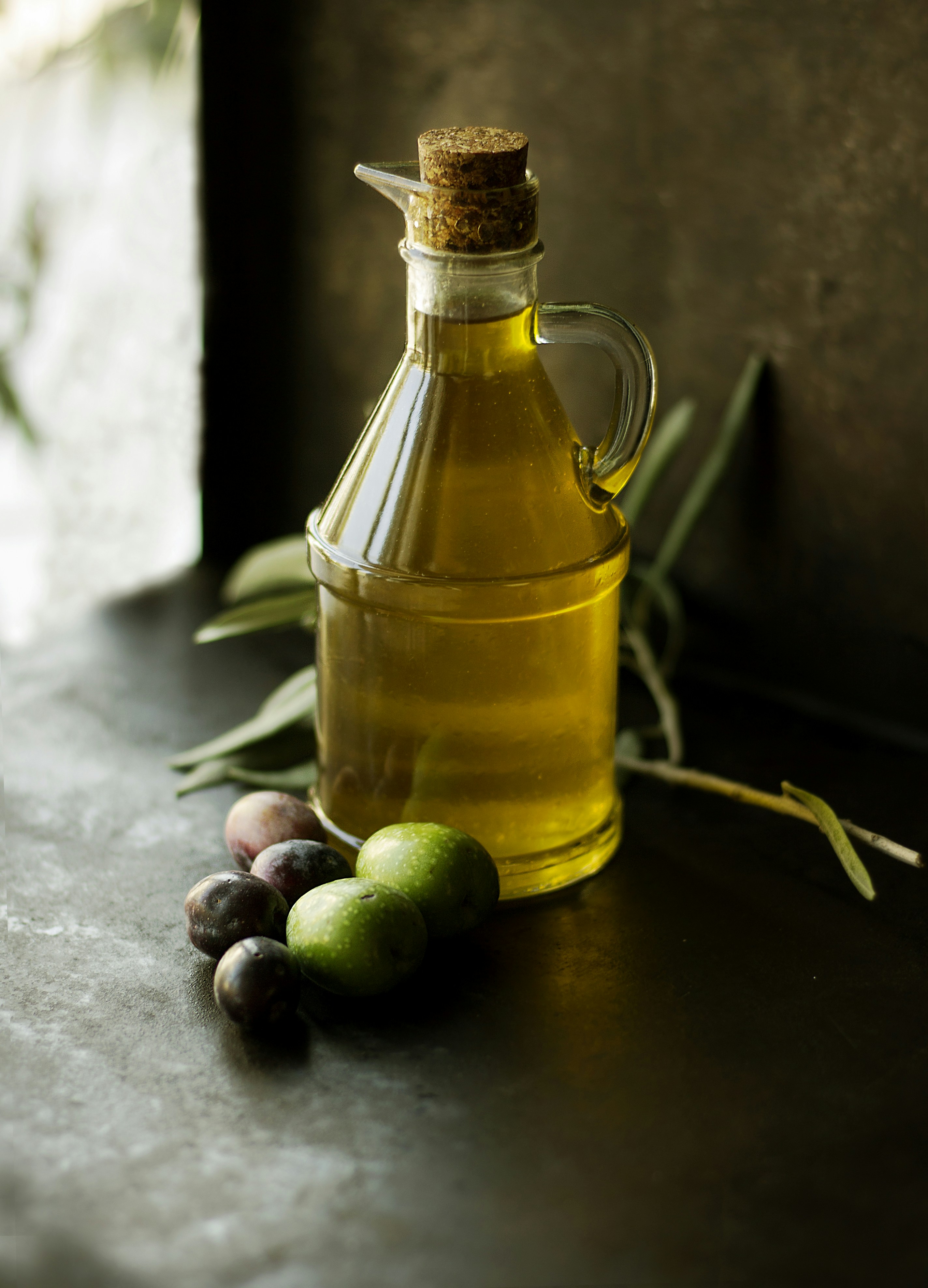 Doğal bitkisel içerikleri temsil eden yakın plan zeytin taneleri